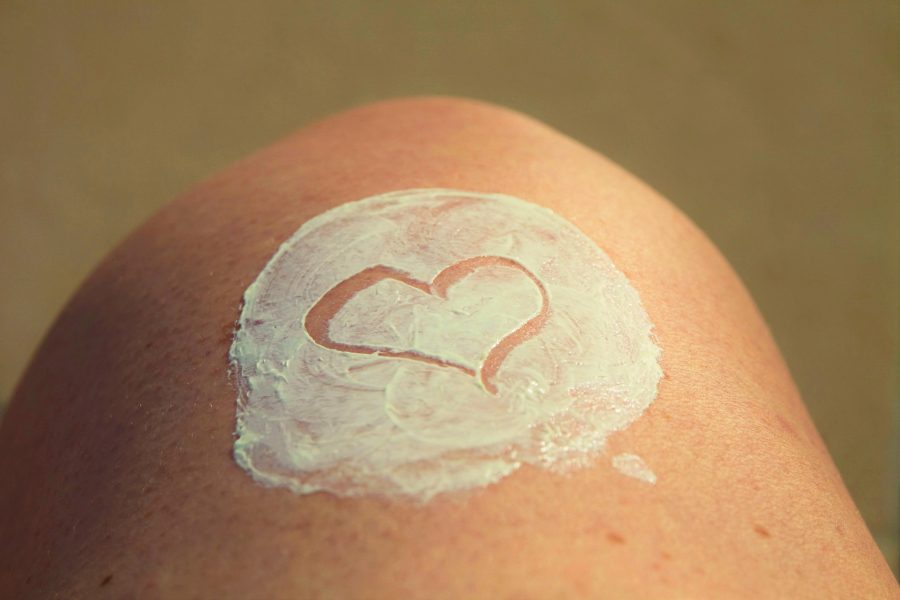 zonnebrandcreme smeren