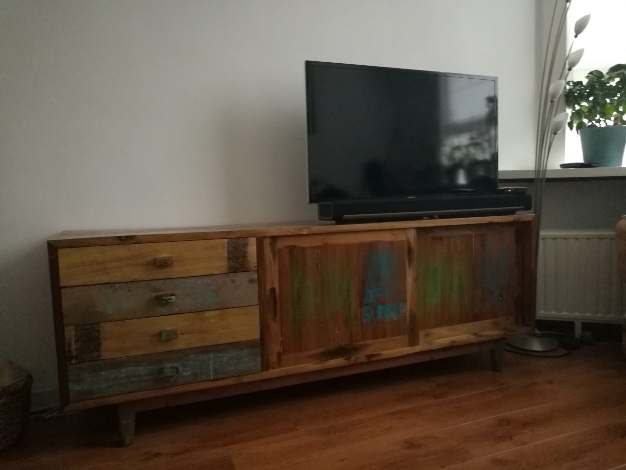 origineel dressoir van gekleurd sloophout