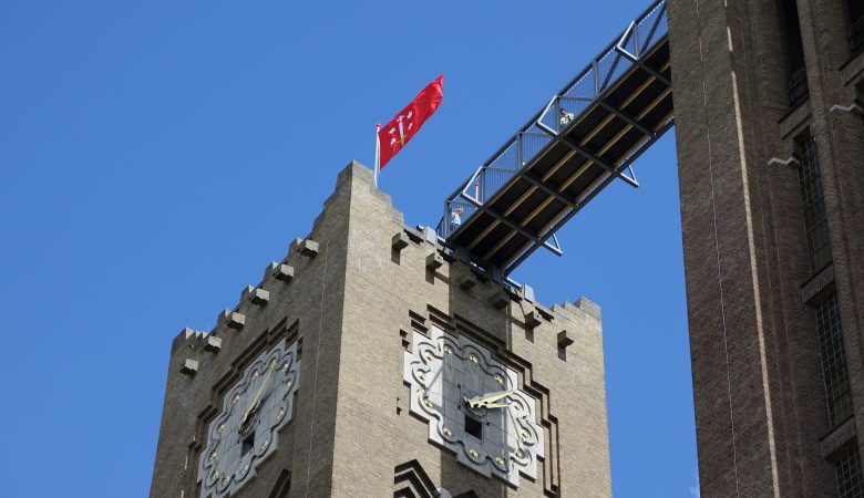 loopbrug van klim naar het licht