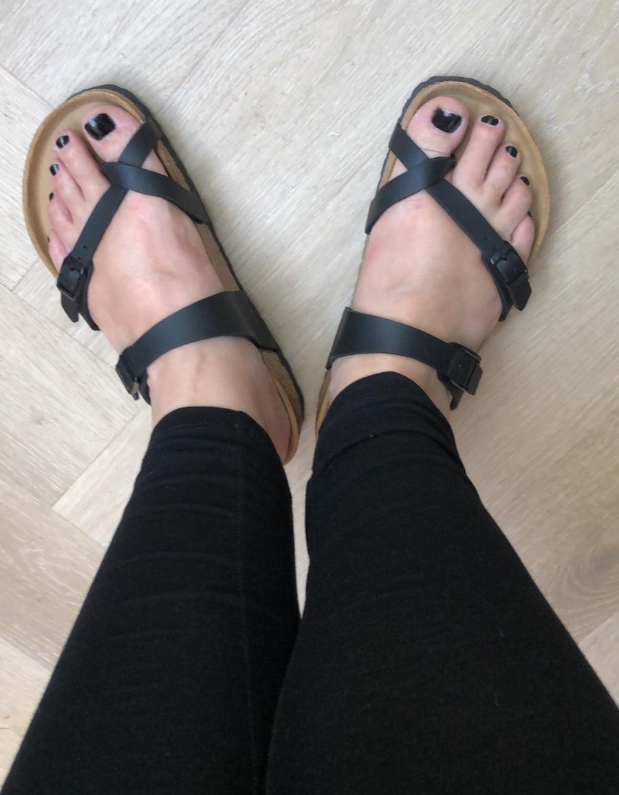 birkenstock slippers aan voet zwart