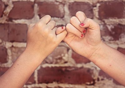 vier de vriendschap pinky swear foto