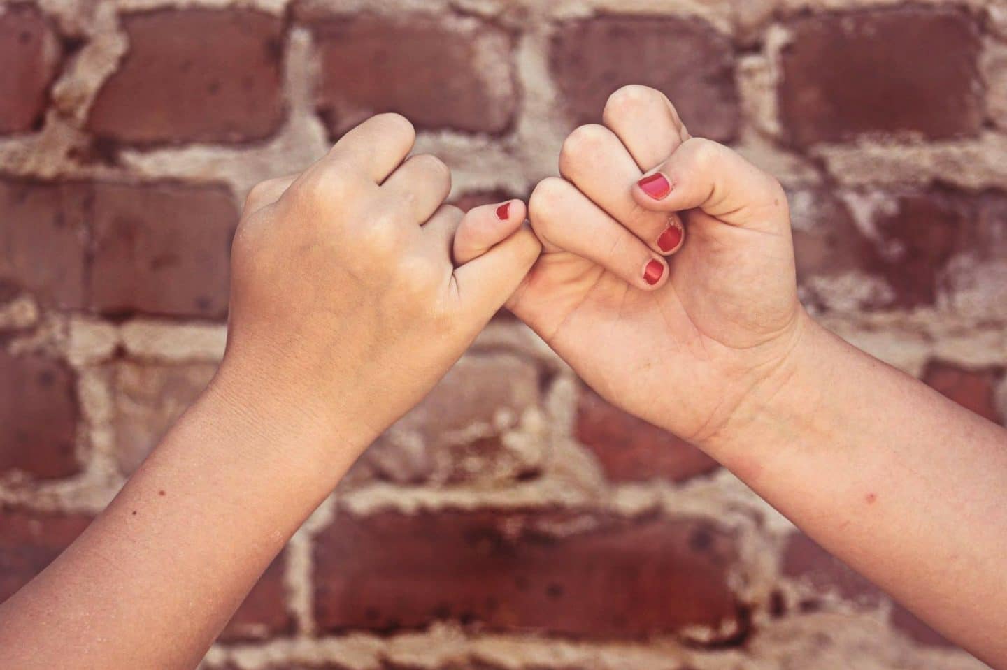 vier de vriendschap pinky swear foto