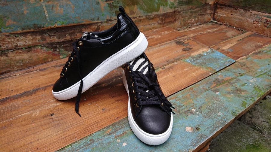 zwarte sneakers met zebraprint detail