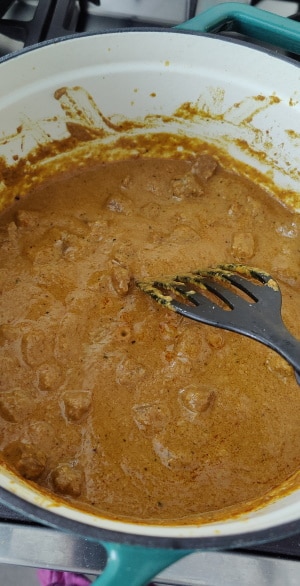 rendang in gietijzeren pan