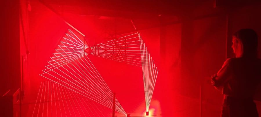 rode lasers in kamer amaze